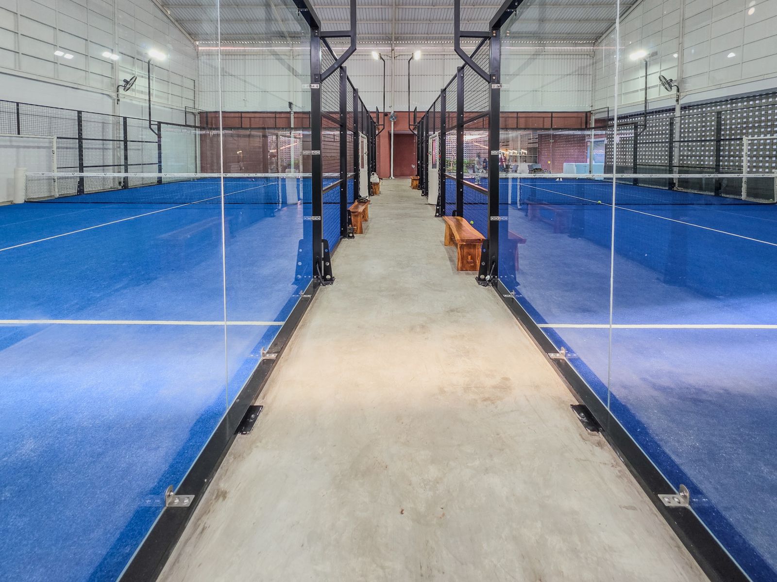 Terrains de padel modernes aux parois vitrées