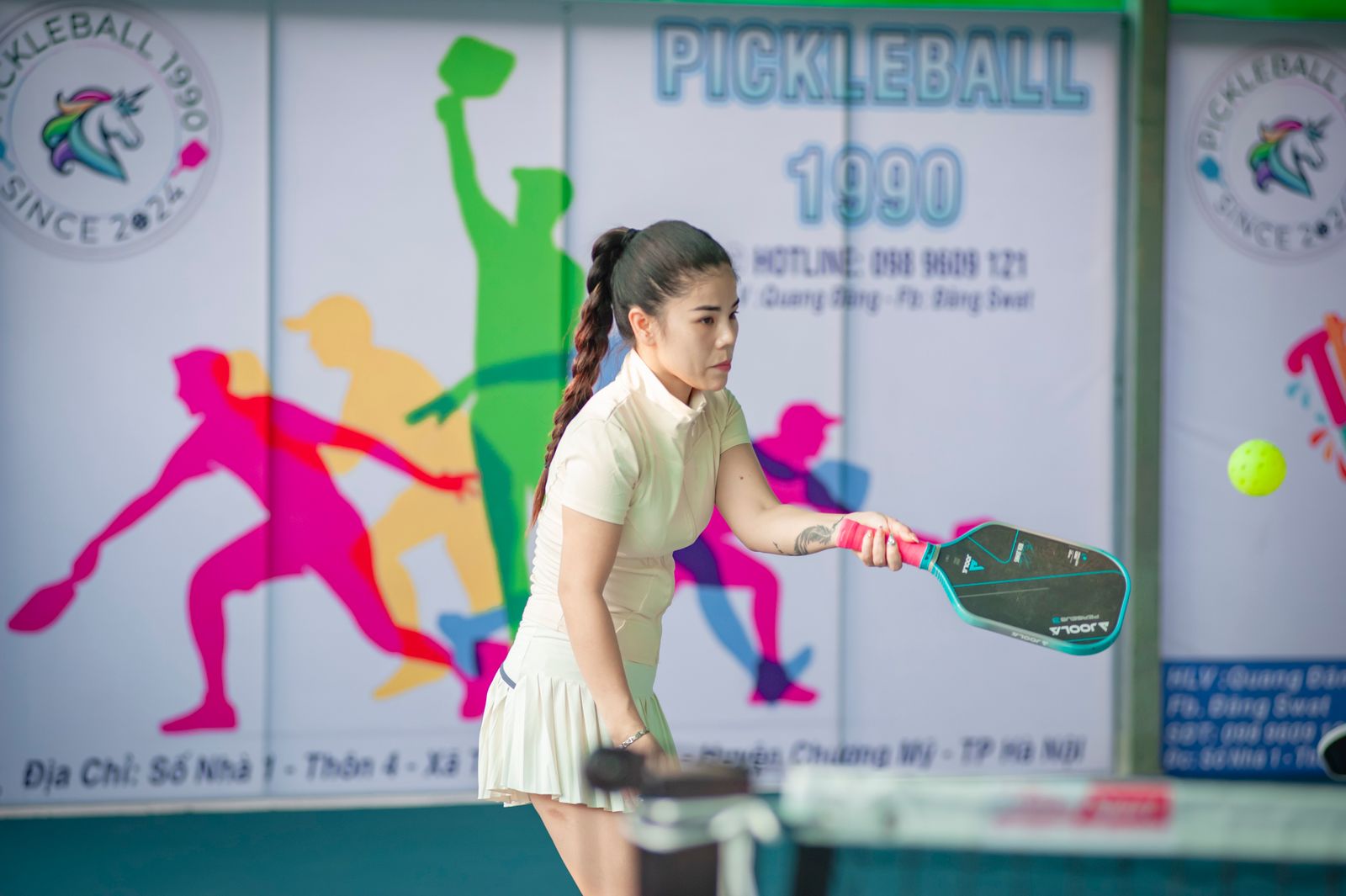 Joueuse de pickleball en action sur un terrain indoor