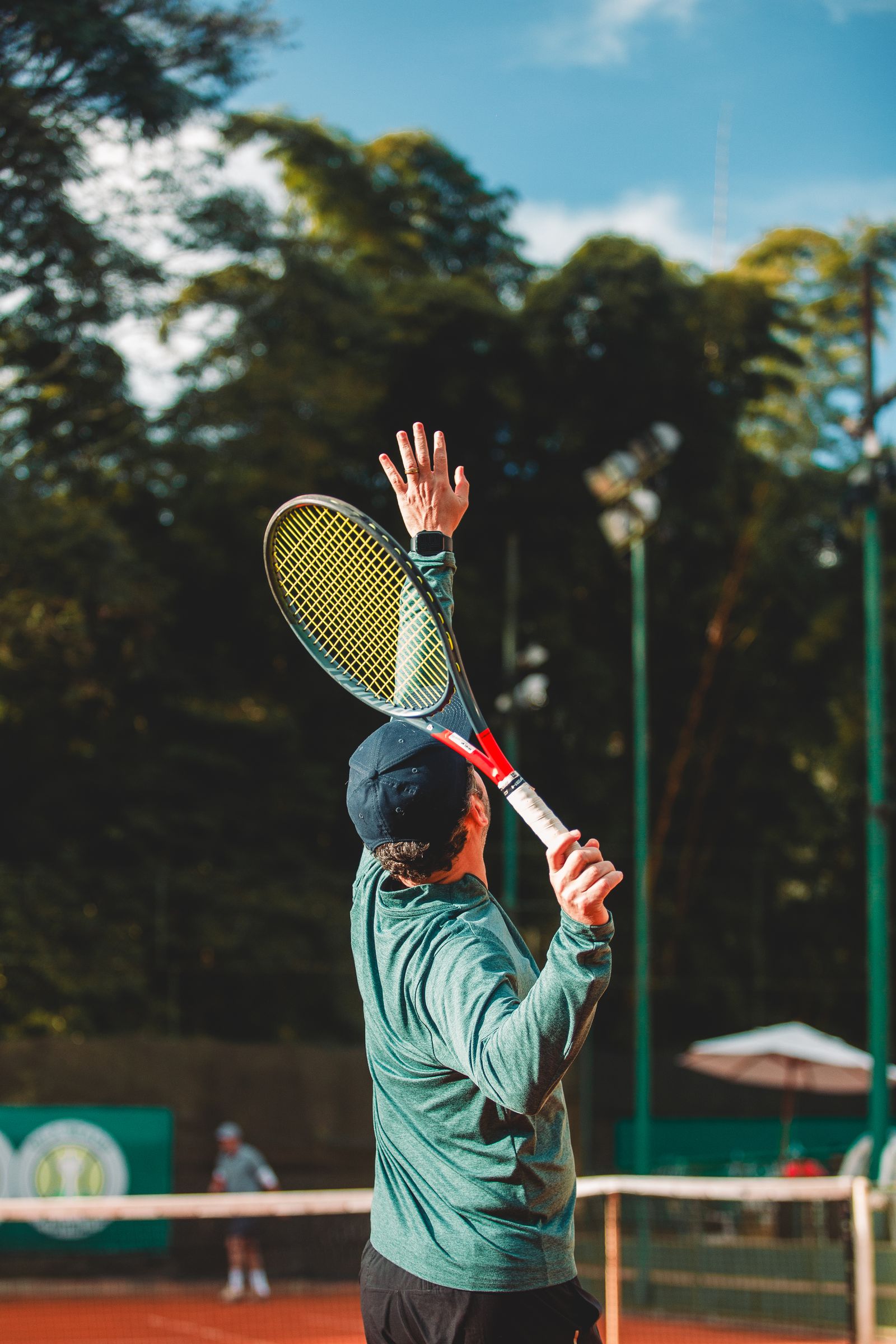 Joueur de tennis au service